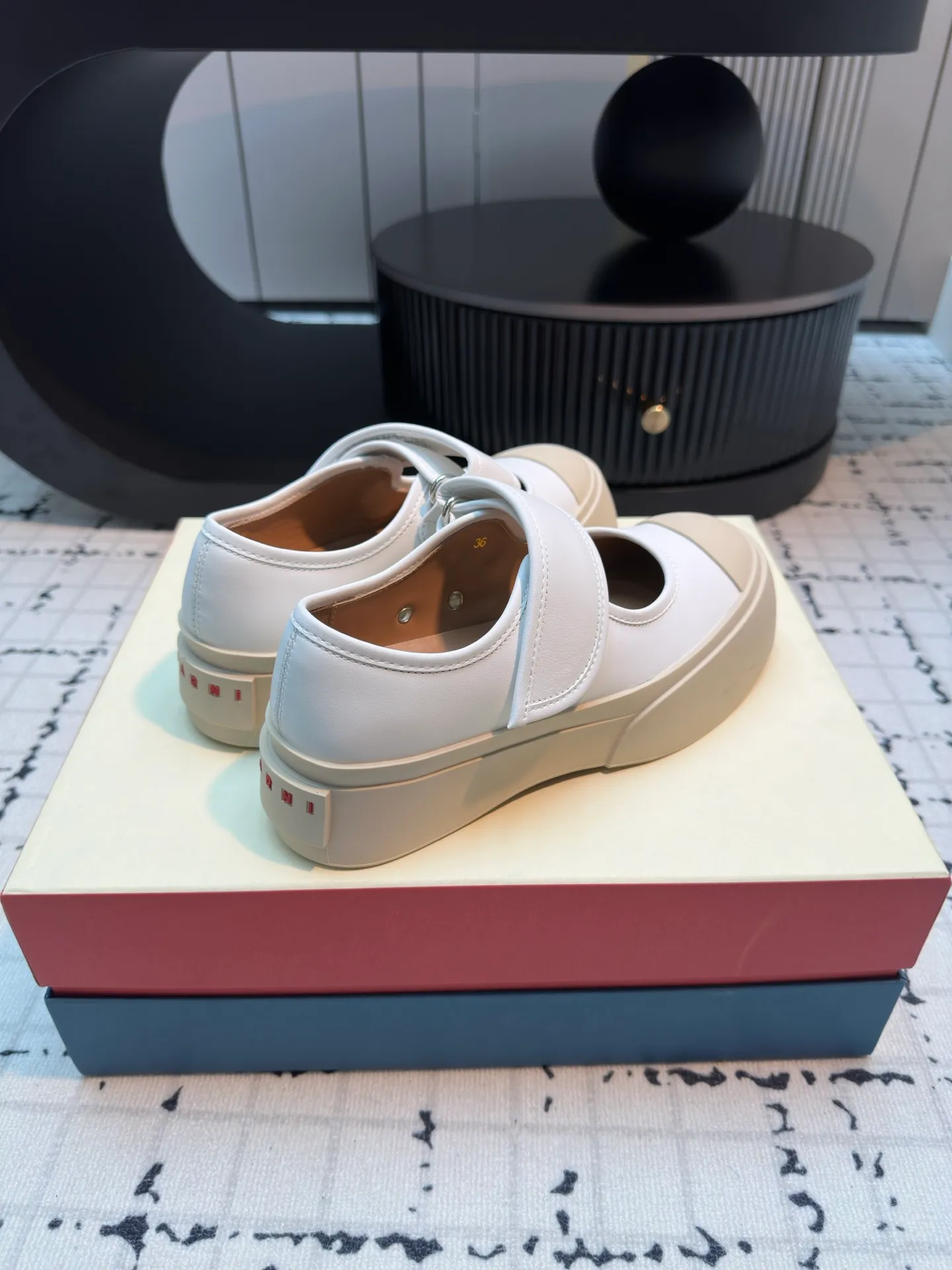 👟👟Ex-factory price 480👟👟 Large lace-up shoes, the cutest baby shoes in history. This year’s new colors are really beautiful, very fresh, and not bulky at all! A brand from an independent Italian designer, it has now become a famous brand in the international fashion industry. Since its establishment in 1994, the brand has expanded from women's clothing to men's clothing, bags, jewelry and glasses, and its product content is extremely rich! Marni's designs are not only bold in color and innovative in tailoring, but also very proud of its pure Italian origins. Not only are all its finished products produced in Italy, but they are also not authorized to operate, and the brands are all controlled by family members.  Upper: imported calfskin, lining/feet: cowhide laminated to high-density elastic latex, sole: rubber outsole, 4cm thick sole to lengthen legs, code number: 35/40 (40 is custom-made, non-refundable, non-exchangeable)
